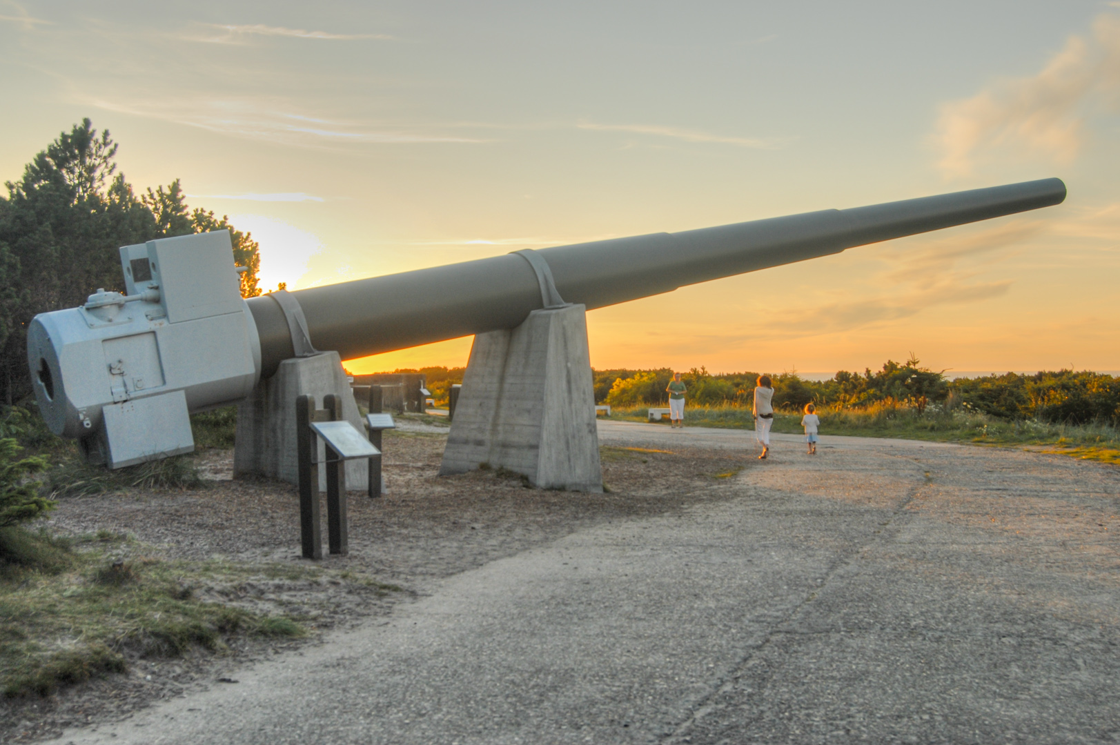 Picture of a 38-centimeter cannon sitting in front of Hantsholm Bunker Museum